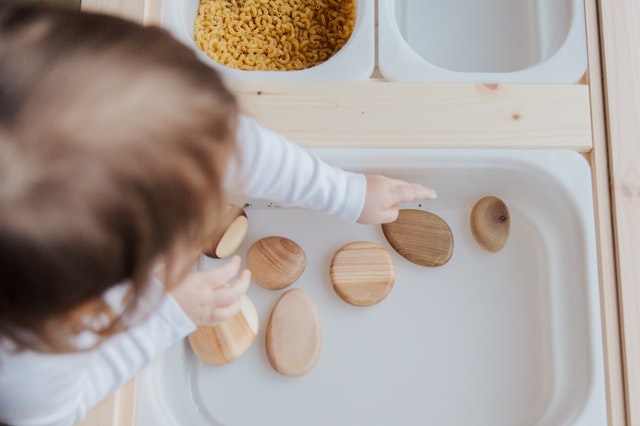 jeu-bac-sensoriel-montessori