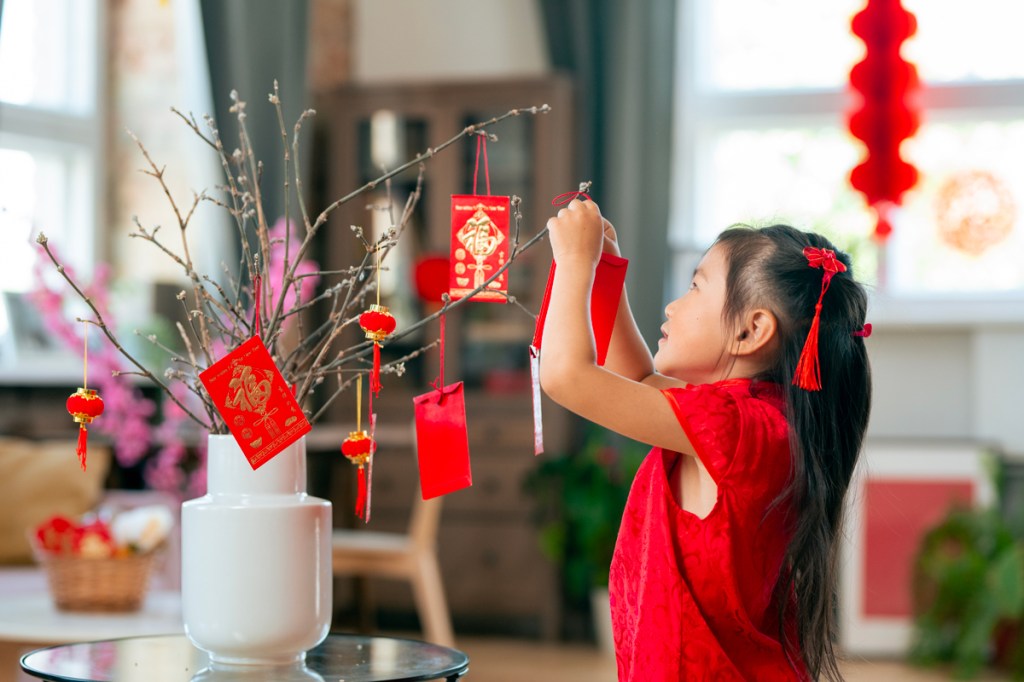 Le Dragon Chinois Dans La Rue Célèbre Le Nouvel An 2024, Folklore  Traditionnel De La Puissance Du Zodiaque Chinois