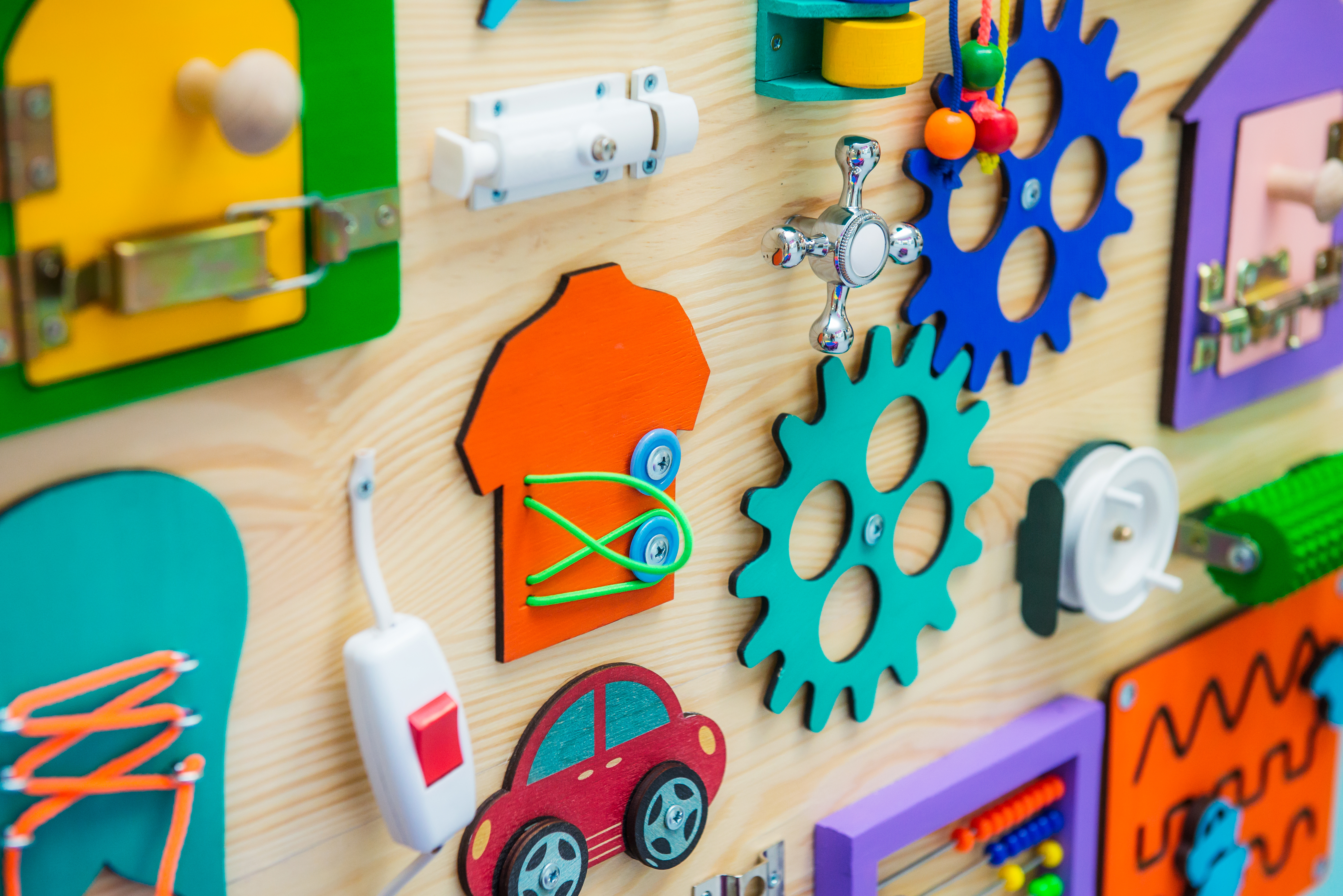 DIY : créer un busy board Montessori