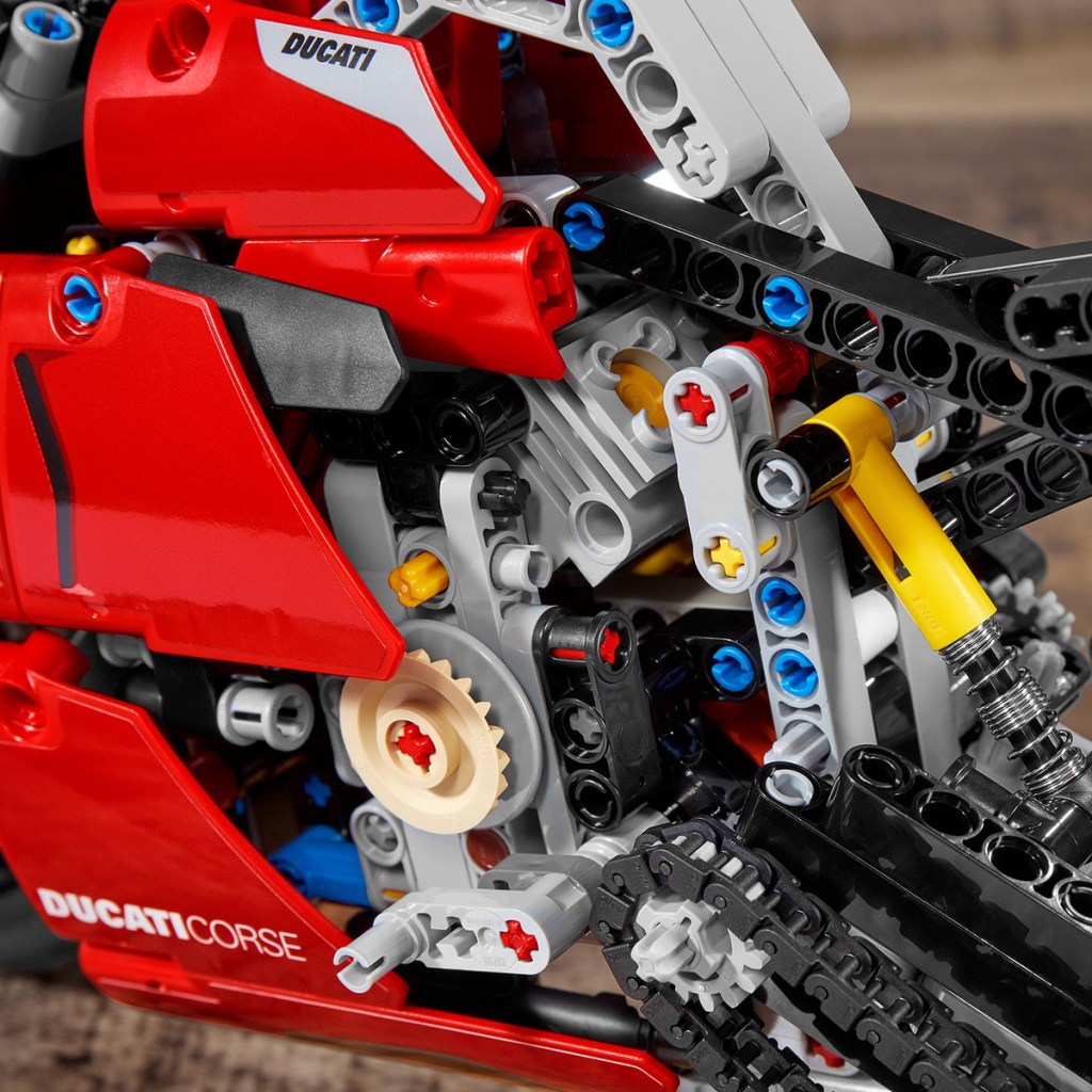 LEGO-Technic-42107-Ducati-Panigale-V4-R-feature2