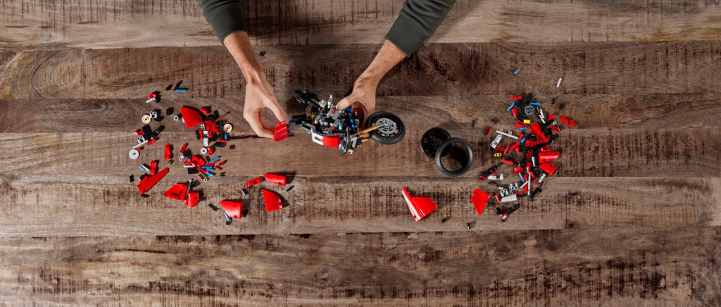 LEGO-Technic-42107-Ducati-Panigale-V4-R-construction