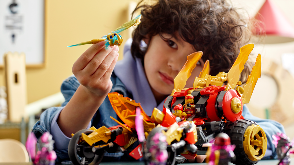 Lego-ninjago-71773-le-tout-terrain-dragon-dor-de-kai-cover-video-lifestyle