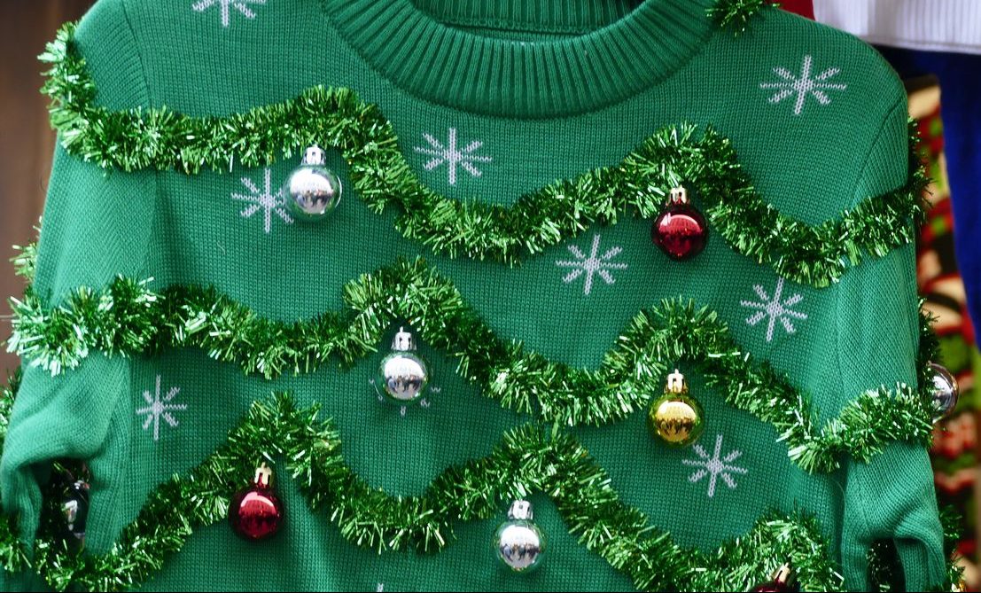 DIY Noël trois idées pour customiser un simple pull en pull de Noël ! La Cabane à Jouer