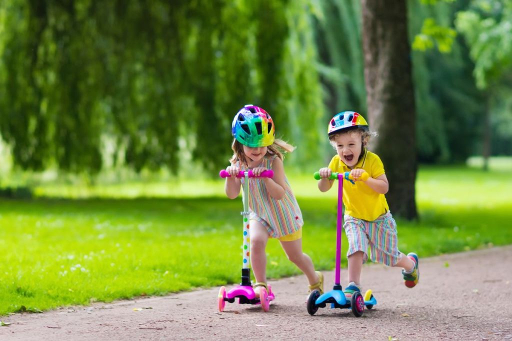 Petite Fille En Roller Dans Un Parc. Un Enfant Se Promène Sur Des