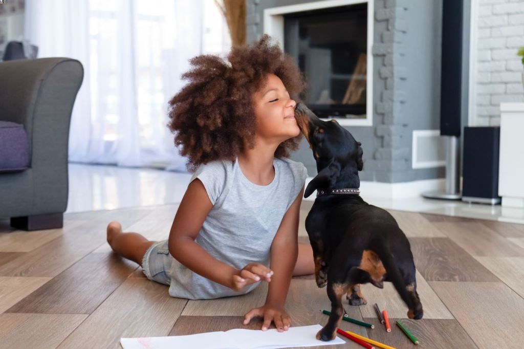 fillette qui joue avec un chien