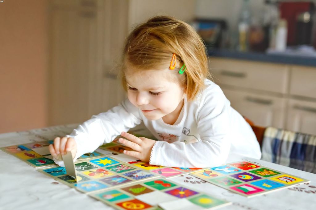 Jeu memory pour développer mémoire enfant