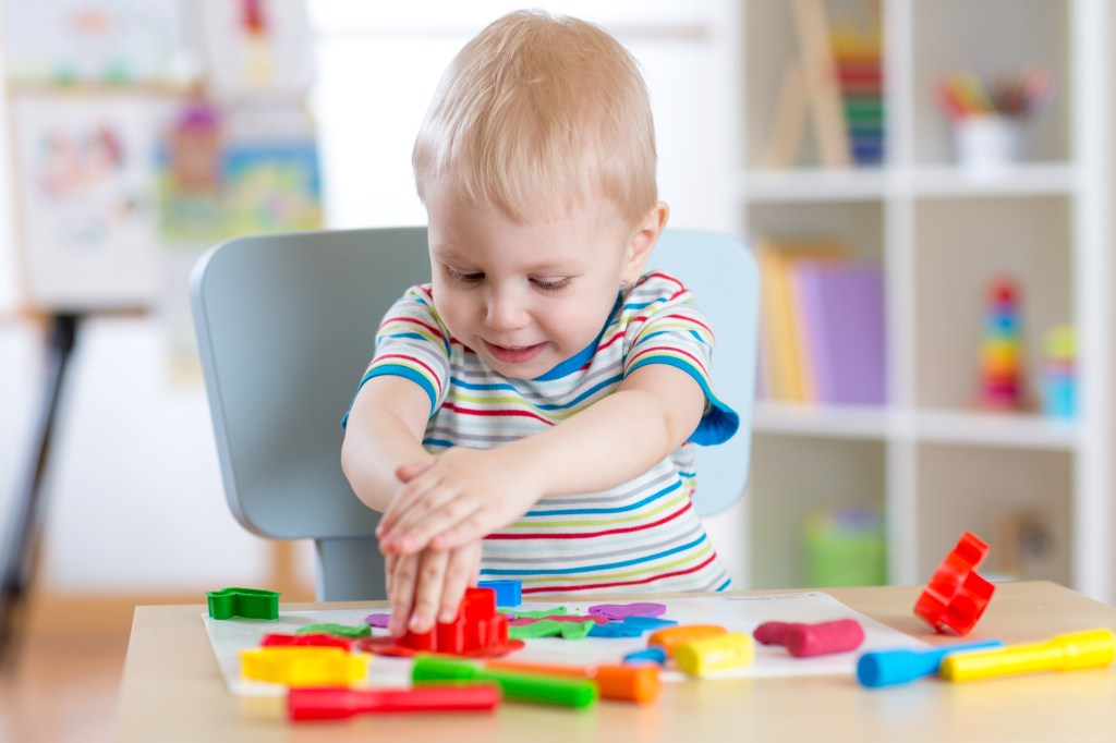 pâte à modeler enfant