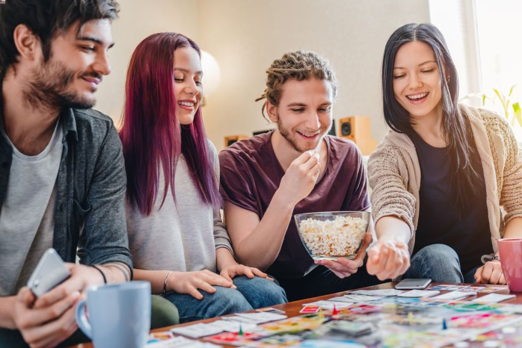 Jeu de cartes et d'ambiance qui combine le meilleur du petit bac et du Uno.