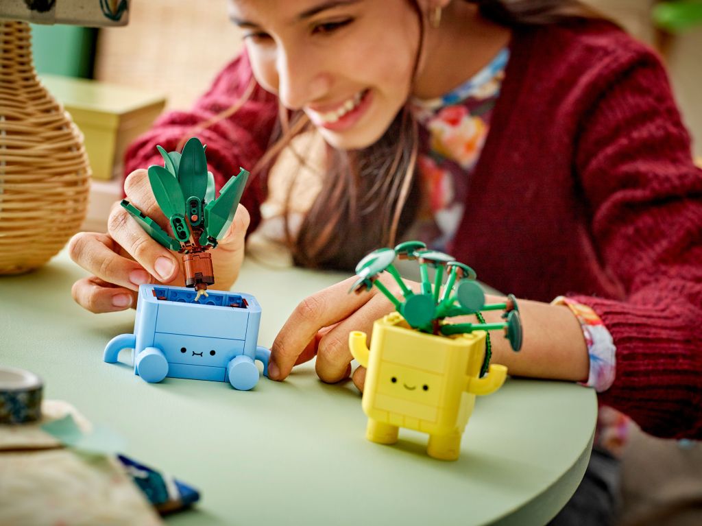détails LEGO Botanique 10349 : Petites Plantes Souriantes
