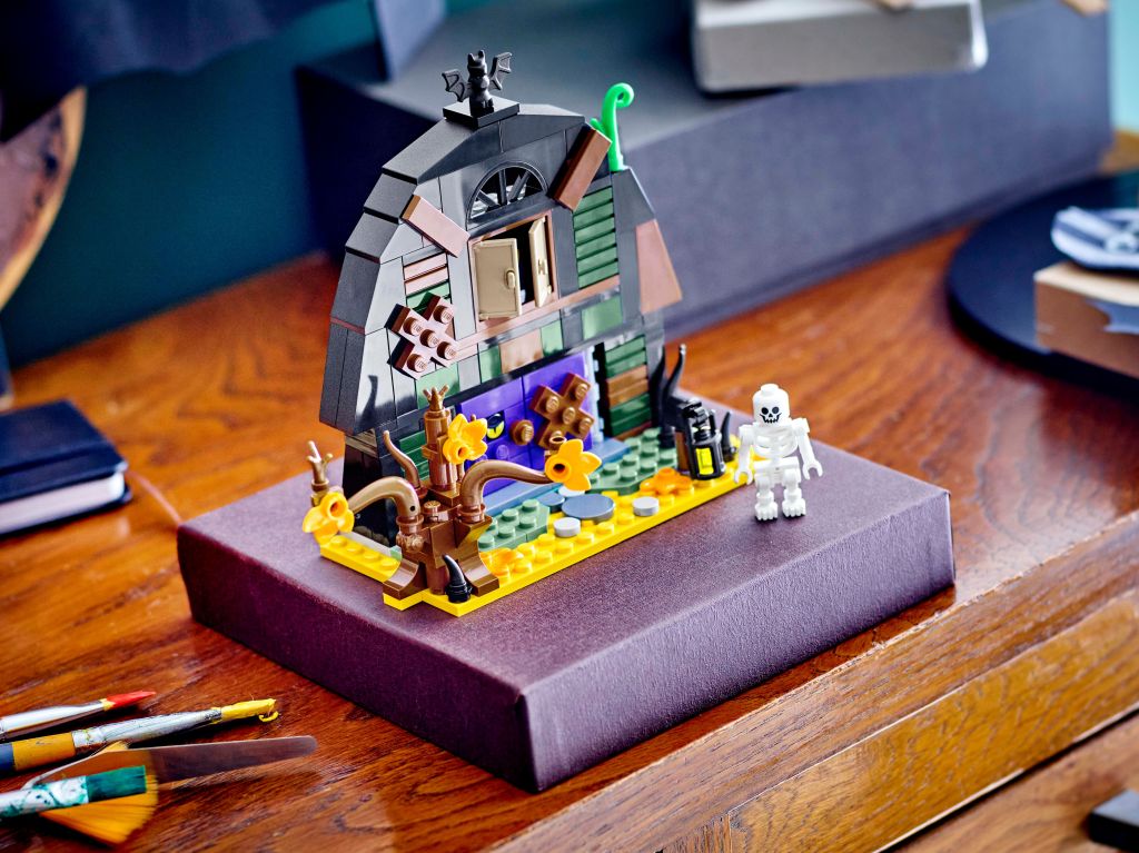détails  LEGO 40721 : La Grange d’Halloween