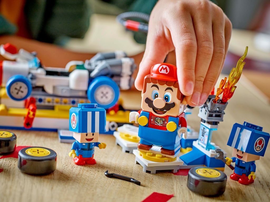 détails LEGO Super Mario 72035 : Mario Kart - Garage de Toad