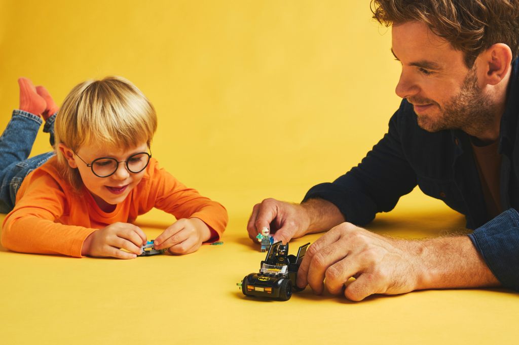 jouer LEGO DC Batman 76301 : Batman et la Batmobile contre Mr. Freeze