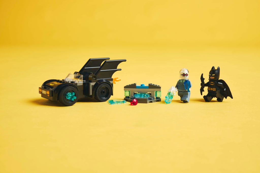 personnages LEGO DC Batman 76301 : Batman et la Batmobile contre Mr. Freeze