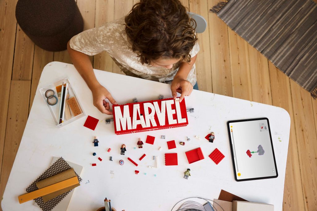 construction LEGO Marvel 76313 : Logo MARVEL et ses Super-Héros