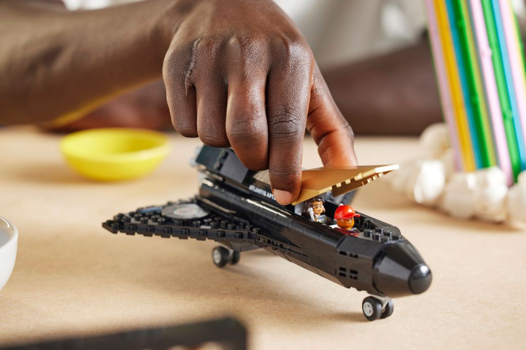 détails LEGO Icons 10391 : La tête dans les étoiles avec Pharrell Williams