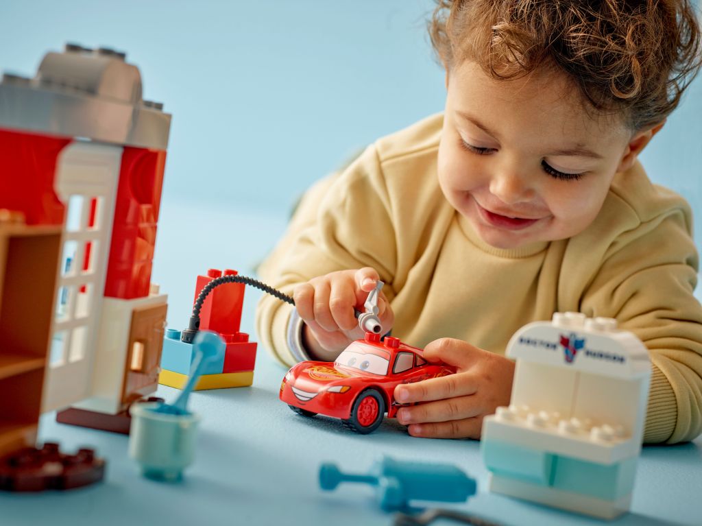 détails LEGO DUPLO 10456 La visite de McQueen au garage de Doc