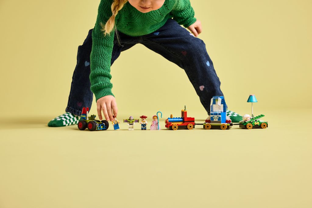 LEGO Disney et Pixar 43264 Le train en fête et voiture RC Toy Story