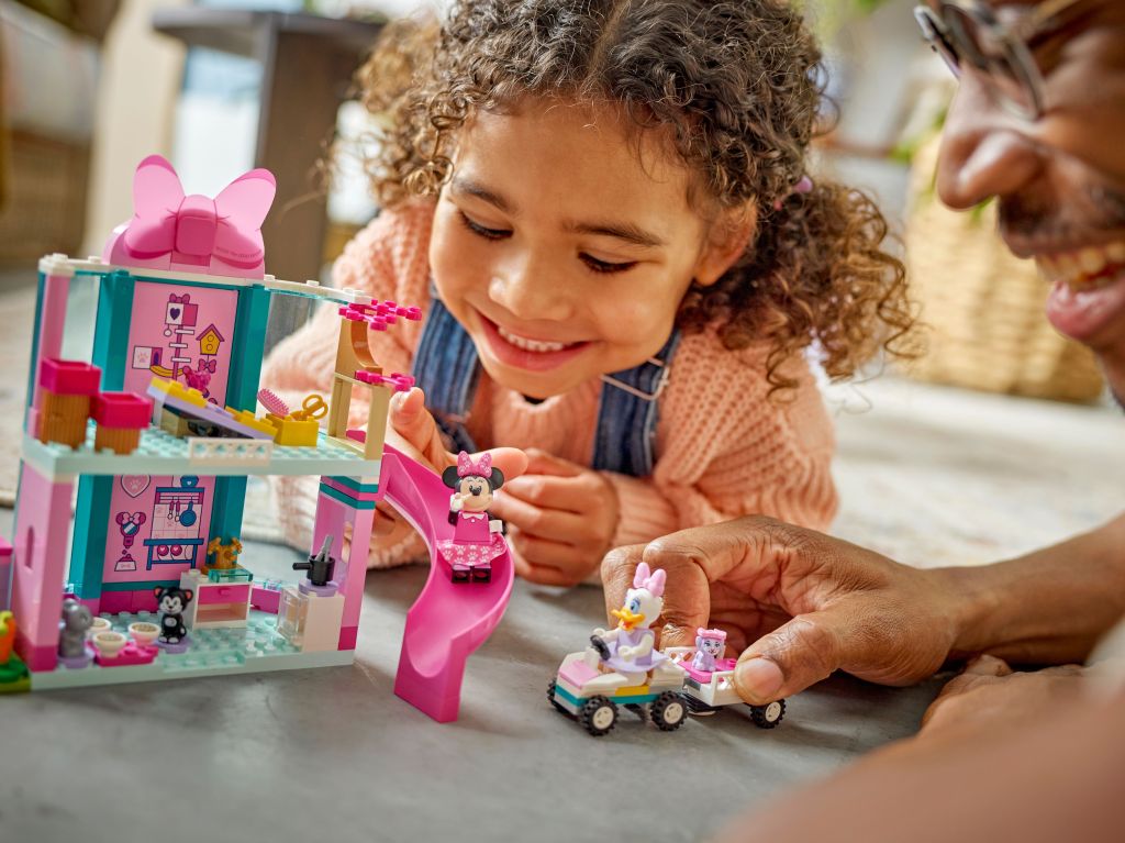 détails LEGO Disney 43274 L’hôtel pour animaux de Minnie