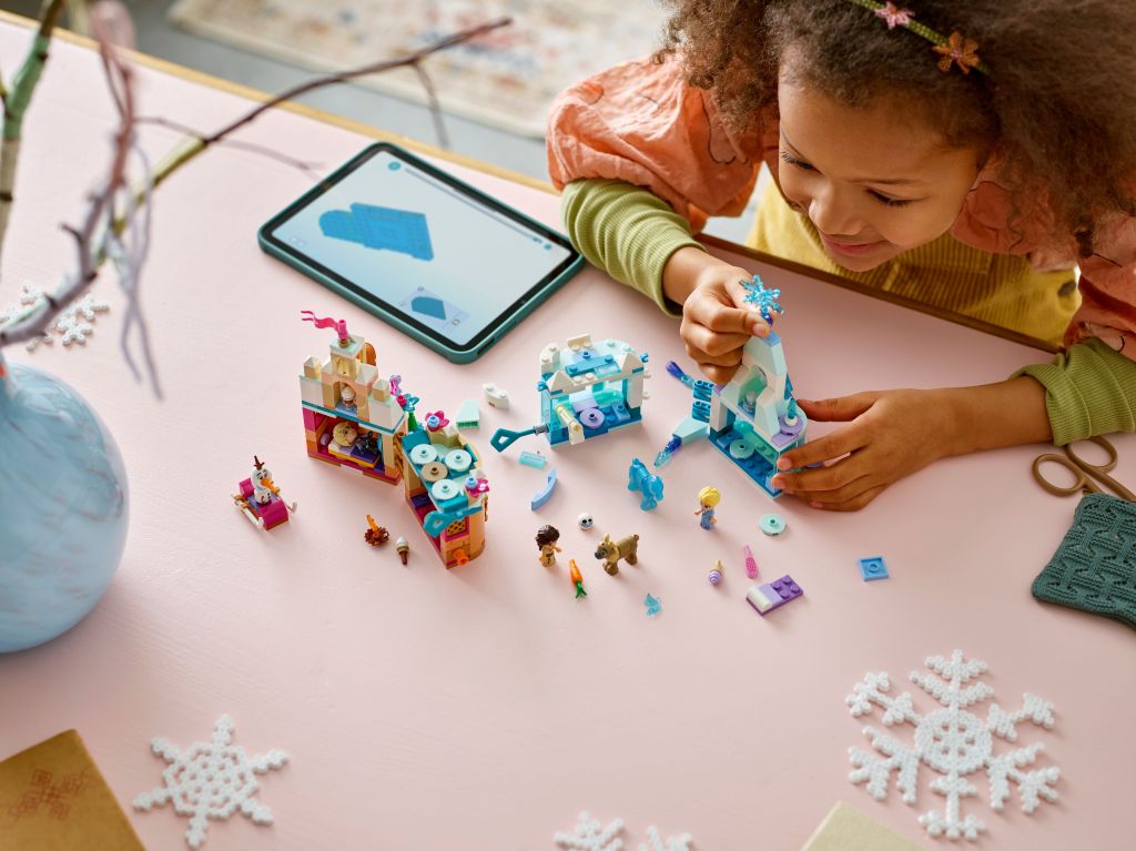 construction LEGO Disney 43278 château d’Arendelle et palais de glace d’Elsa miniatures