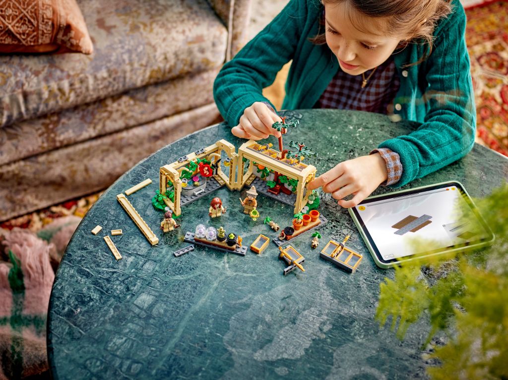 construction LEGO 76445 Le château de Poudlard : Le cours de botanique