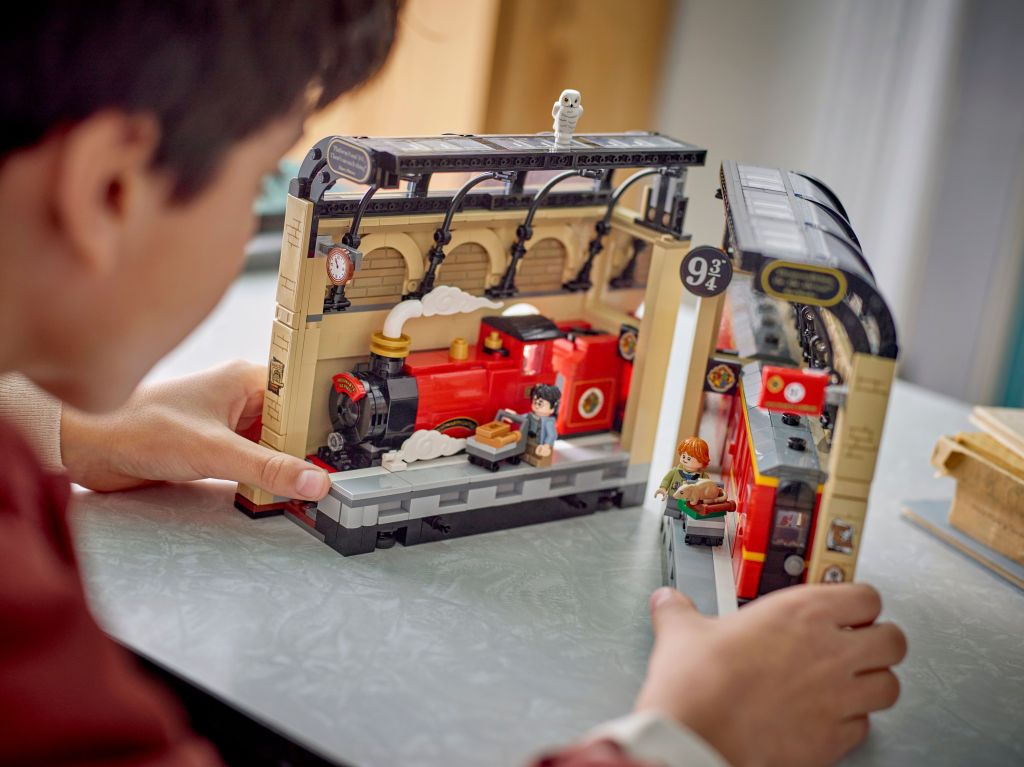détails LEGO 76450 Book Nook : Le Poudlard Express