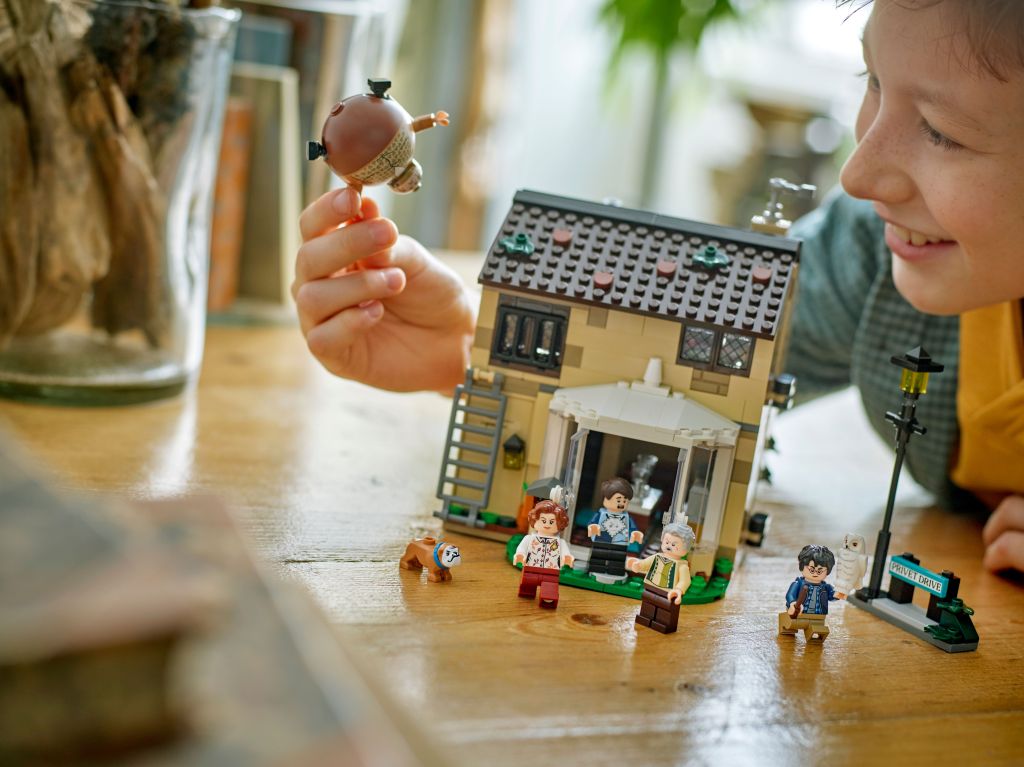 détails LEGO 76451 Privet Drive : La visite de tante Marge
