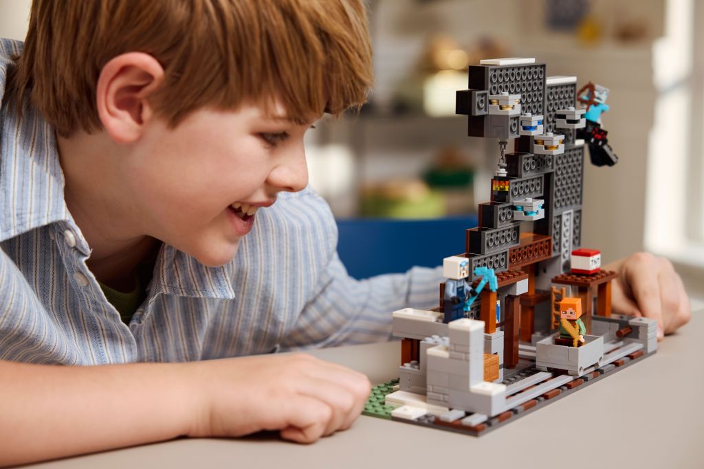 détails LEGO Minecraft 21277 La mine en forme de pioche