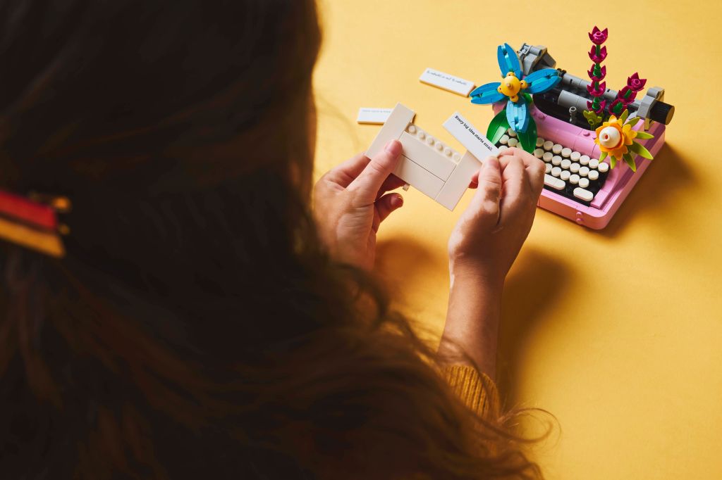 détails LEGO Creator 31169 – La Machine à Écrire avec des Fleurs
