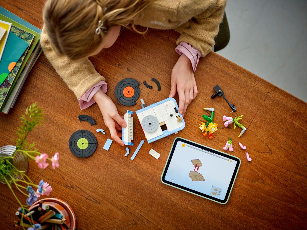 construction LEGO Creator 31172 – Le Tourne-Disque et ses Fleurs