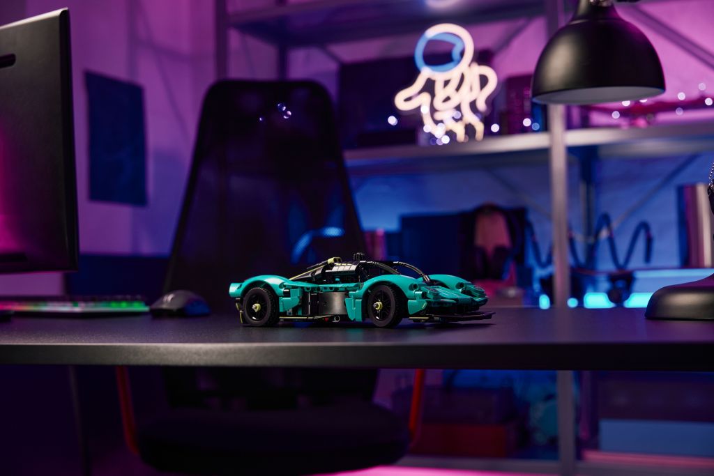 décoration LEGO Technic 42208 Aston Martin Valkyrie