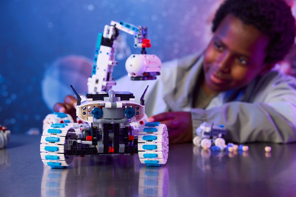 détails LEGO Technic 42211 : Véhicule Lunaire Lunar Outpost