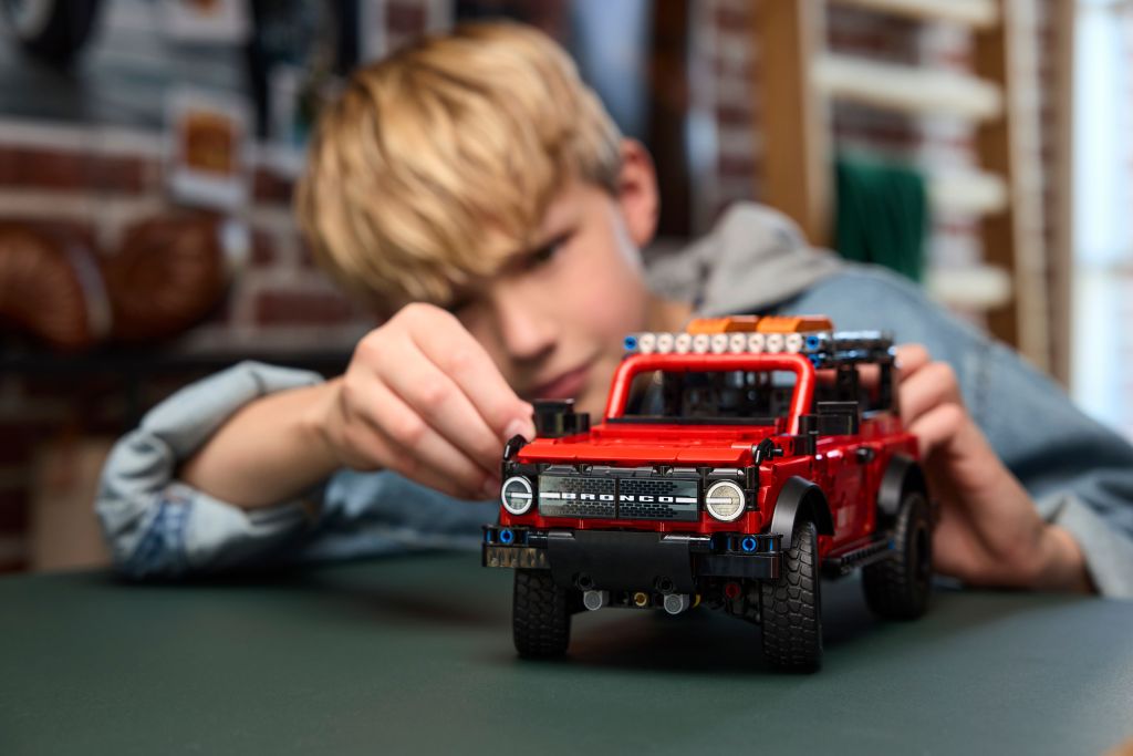 détails LEGO Technic 42213 : SUV Ford Bronco