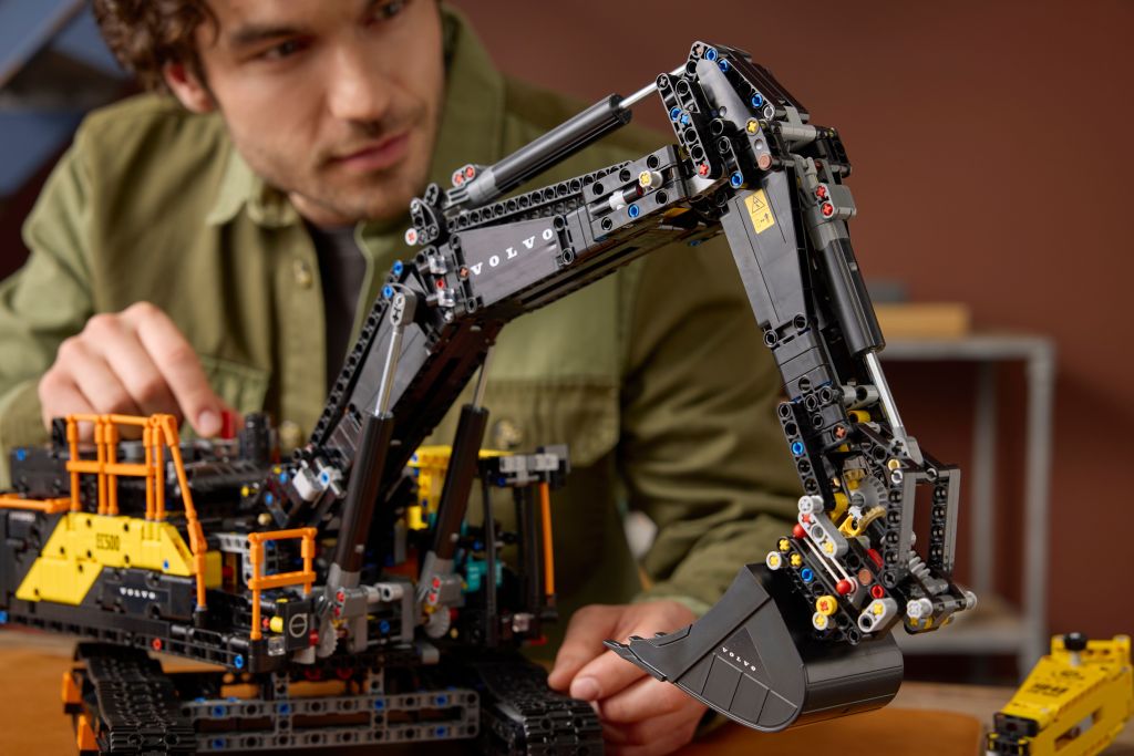 détails LEGO Technic 42215 : Pelleteuse Volvo EC500 Hybride