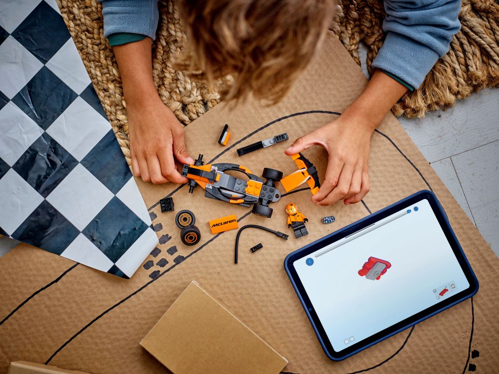 construction LEGO City 60442 : La Voiture de course McLaren avec pilote de F1