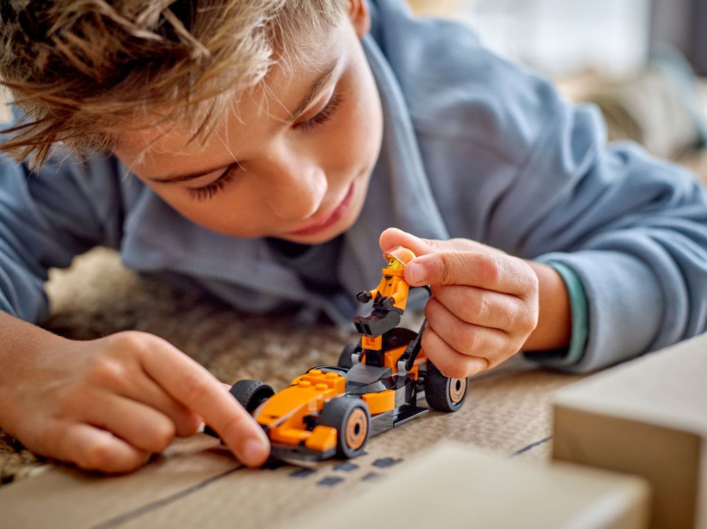 détails LEGO City 60442 : La Voiture de course McLaren avec pilote de F1