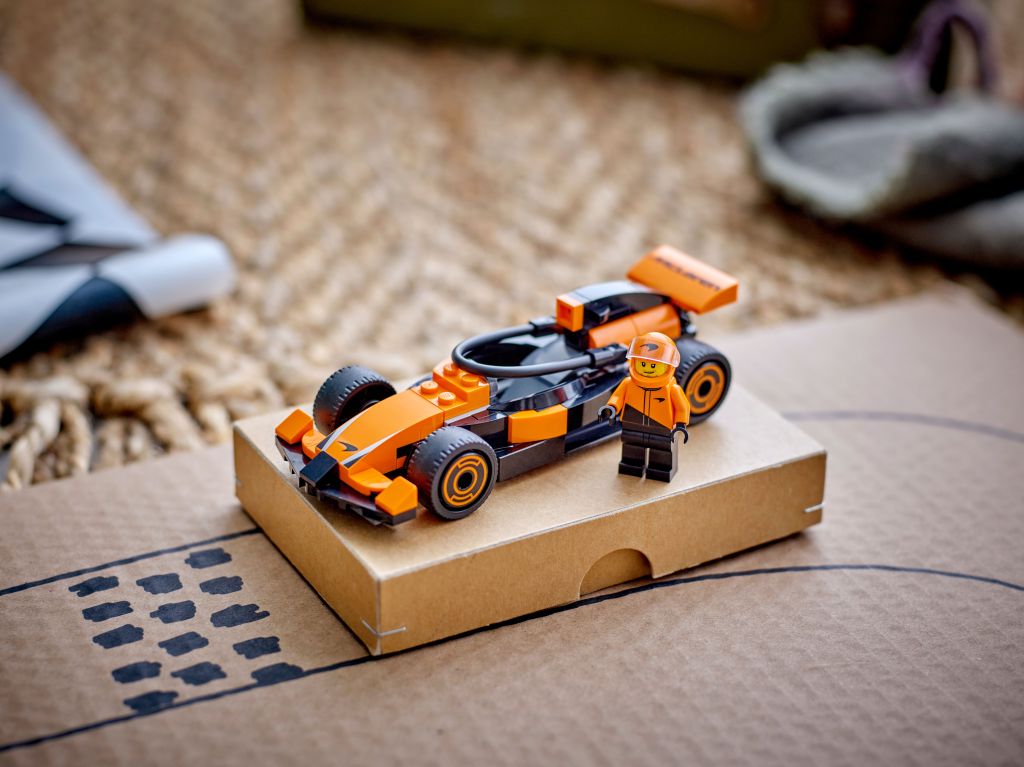 LEGO City 60442 : La Voiture de course McLaren avec pilote de F1