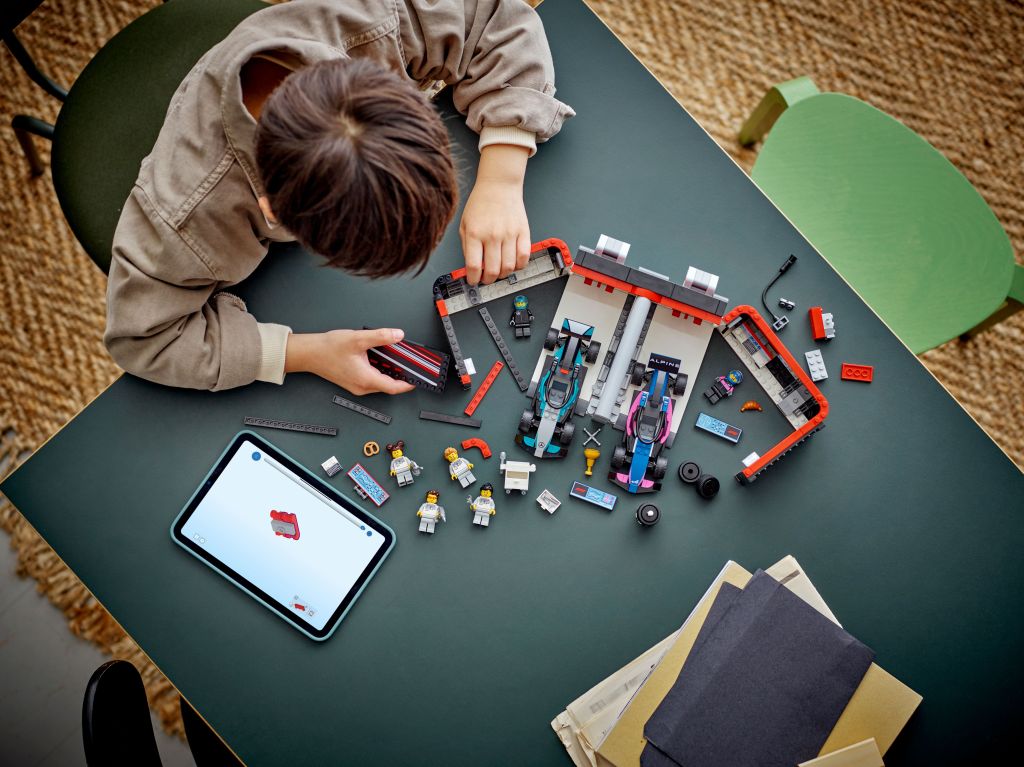 construction LEGO City 60444 : Garage de F1 avec voitures Mercedes-AMG et Alpine