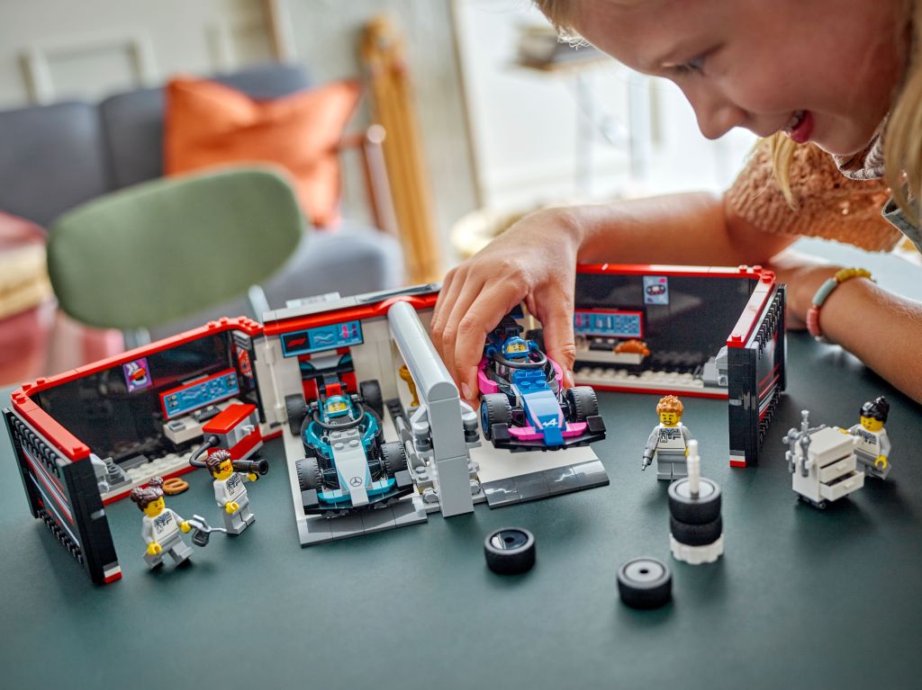 LEGO City 60444 : Garage de F1 avec voitures Mercedes-AMG et Alpine