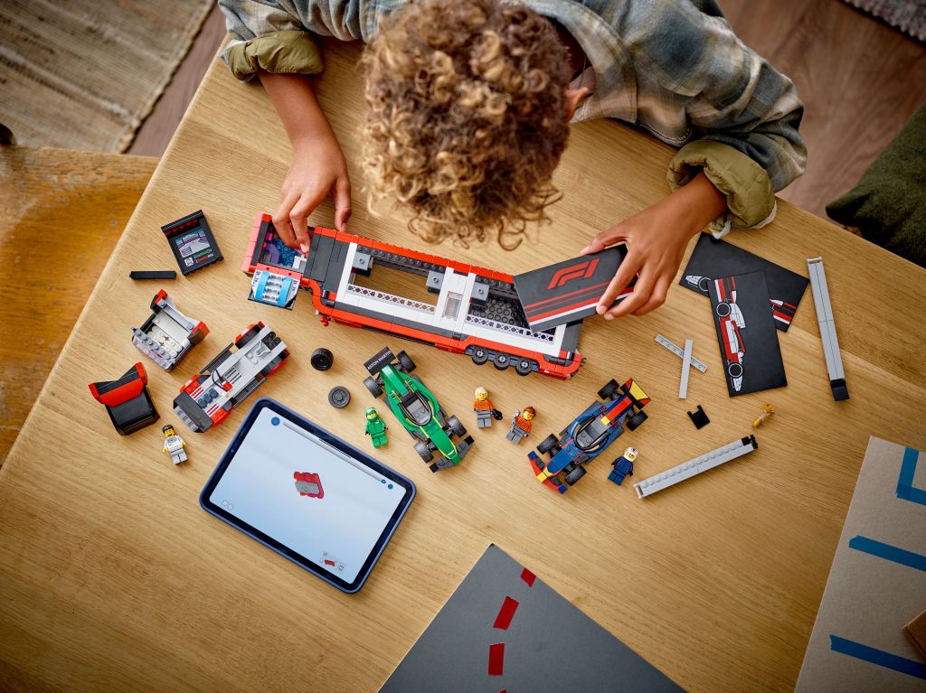 construction LEGO City 60445 : Camion de F1 avec voitures Red Bull RB20 et Aston Martin AMR24