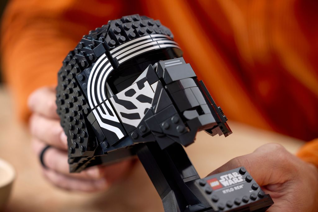 détails LEGO Star Wars 75415 : Le Casque de Kylo Ren