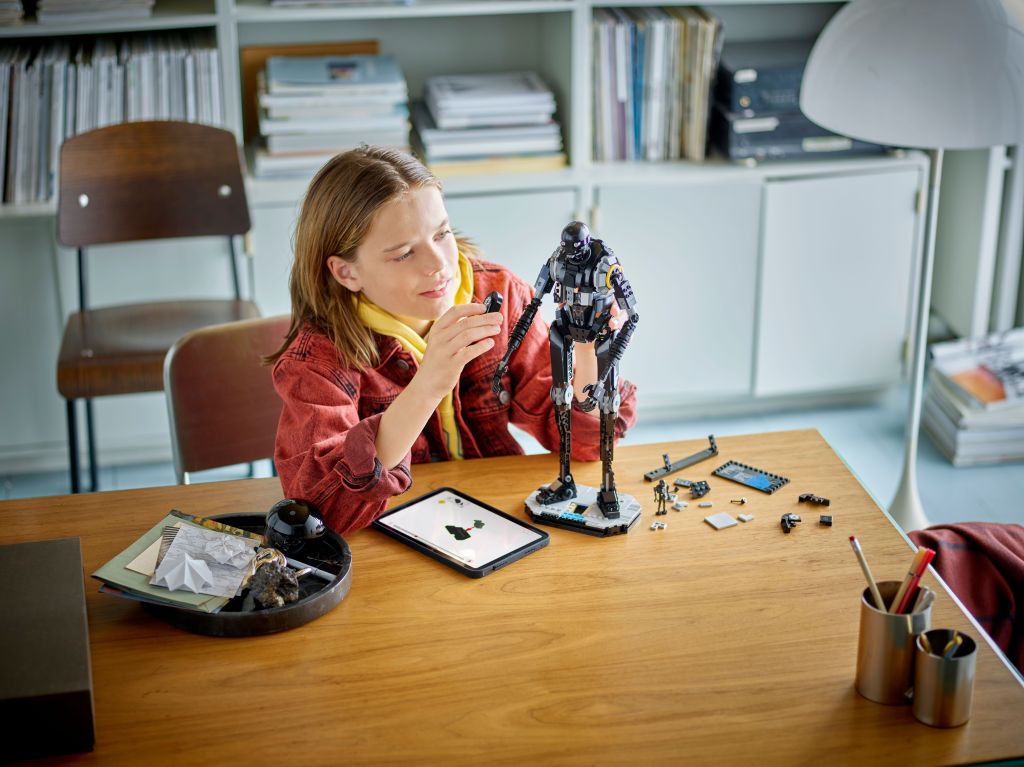 construction LEGO Star Wars 75434 : Andor – K-2SO le Droïde de Sécurité