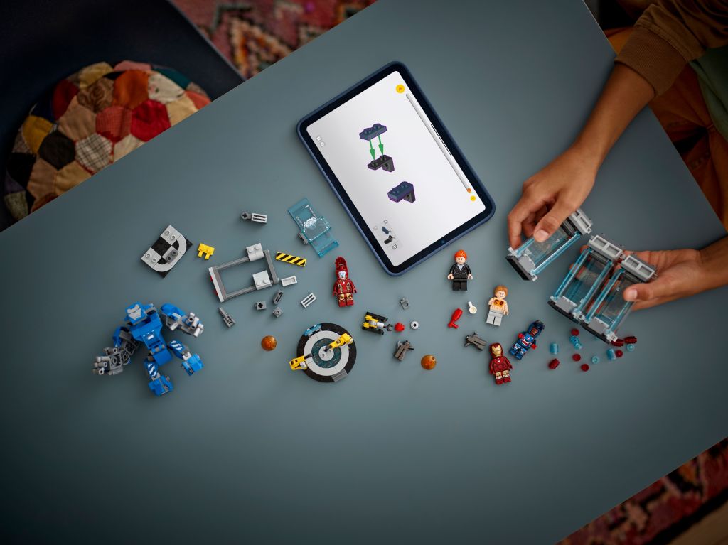 construction LEGO Marvel 76315 : Le Laboratoire d’Iron Man – La Salle des Armures