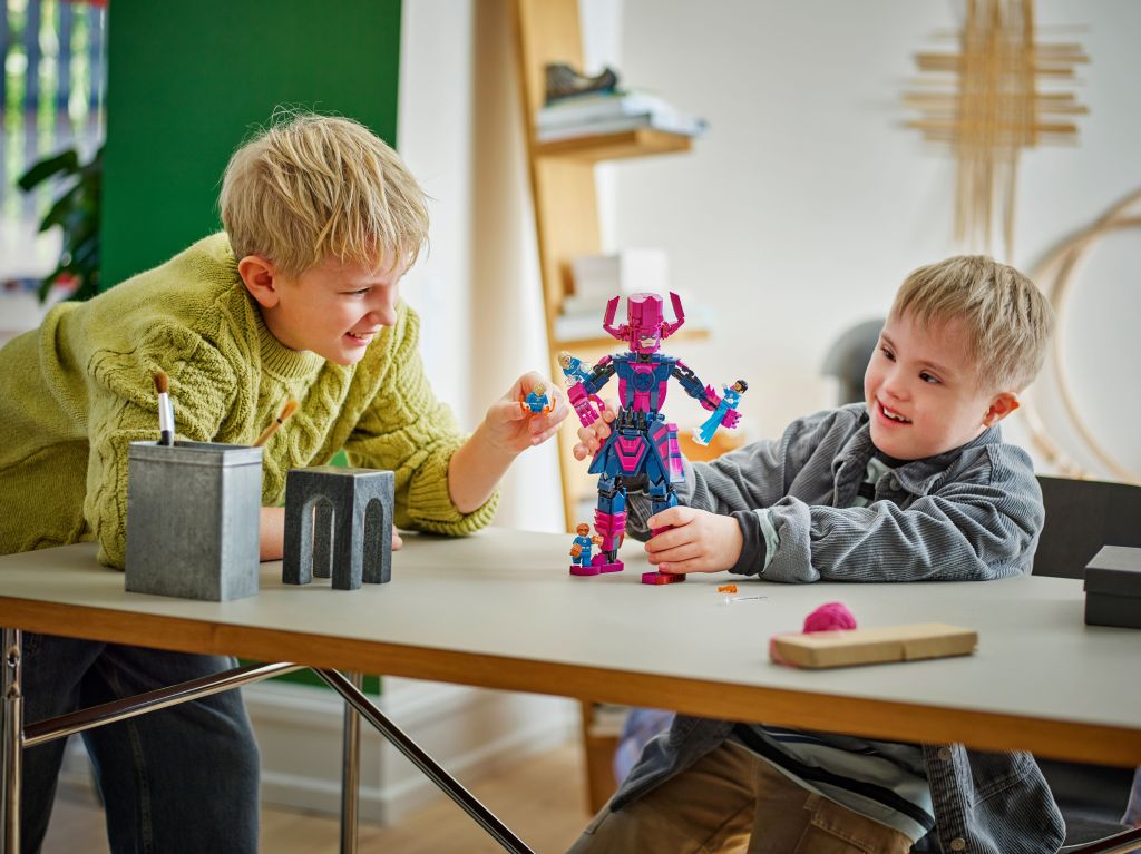 détails LEGO Marvel 76316 Les Quatre Fantastiques contre la figurine de Galactus