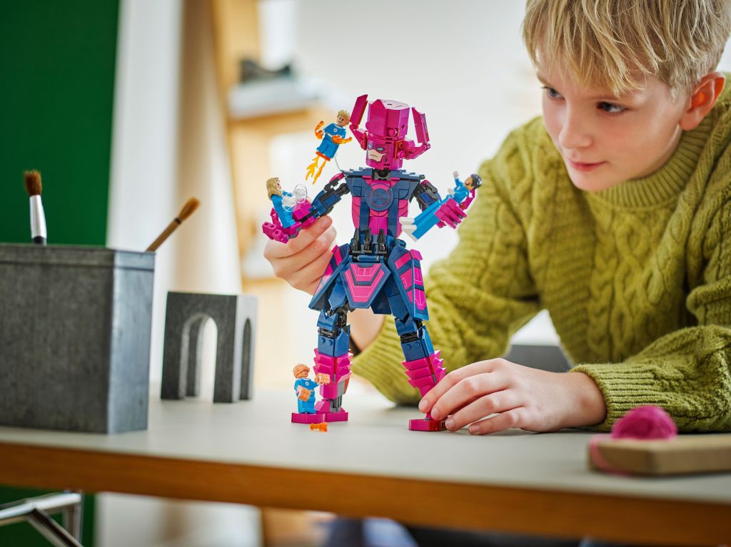  LEGO Marvel 76316 Les Quatre Fantastiques contre la figurine de Galactus
