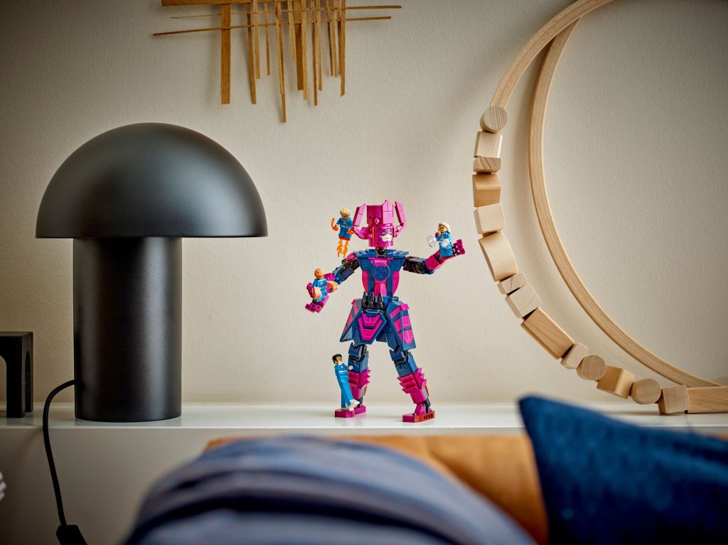 décoration LEGO Marvel 76316 Les Quatre Fantastiques contre la figurine de Galactus