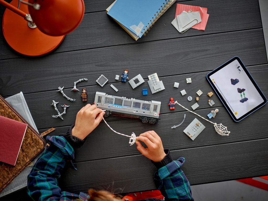 construction LEGO Marvel 76321 : La Scène du Train de Spider-Man et Docteur Octopus