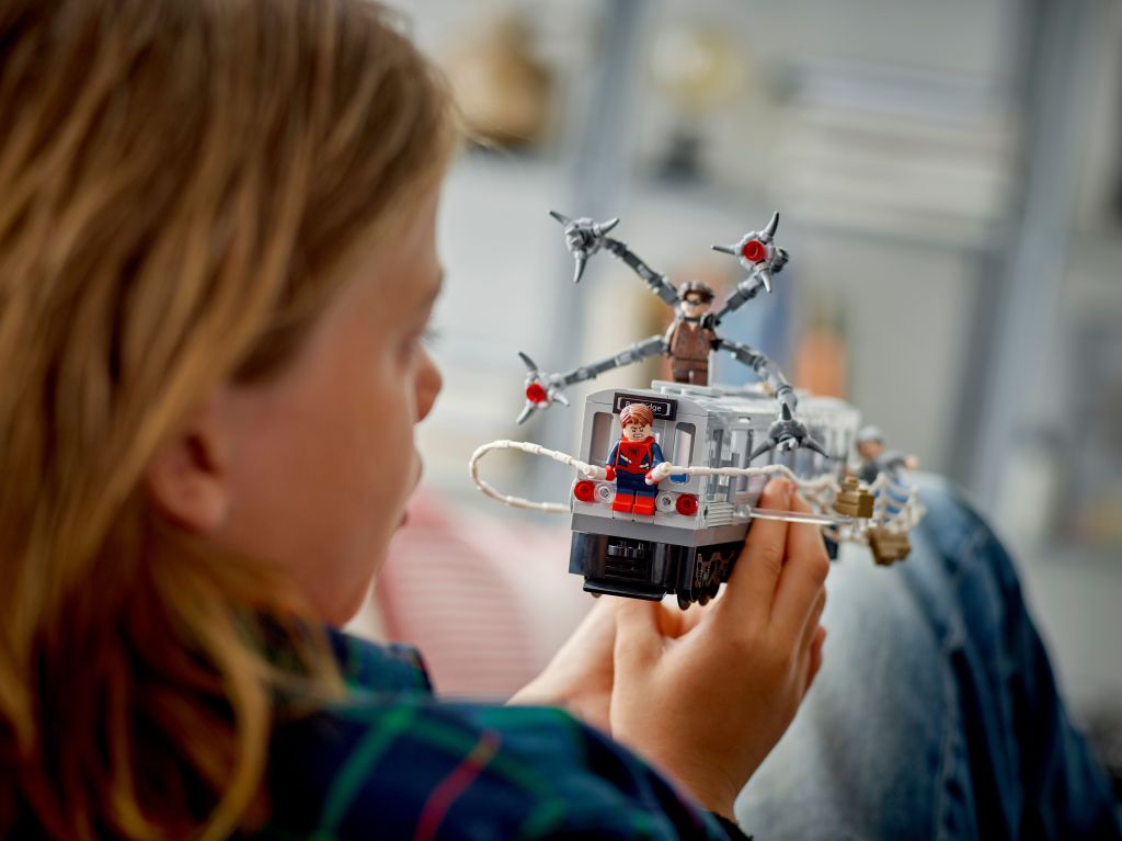 détails LEGO Marvel 76321 : La Scène du Train de Spider-Man et Docteur Octopus