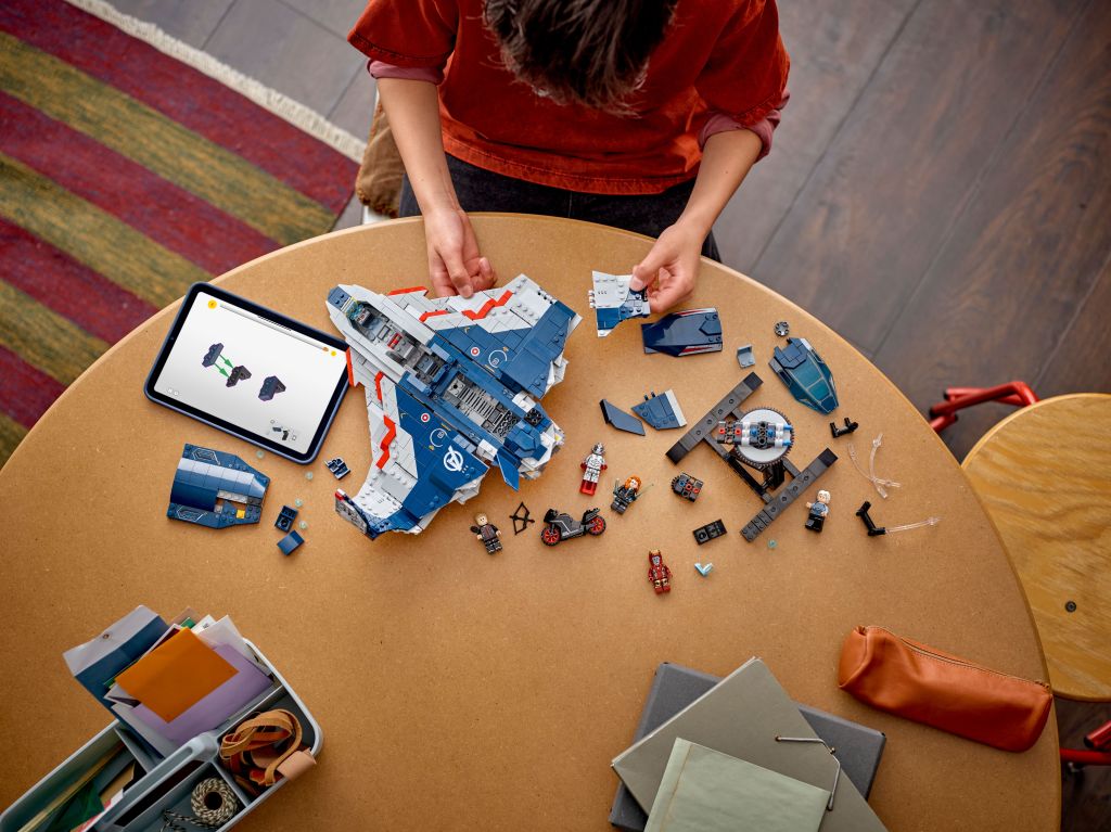 construction LEGO Marvel 76325 : Le Quinjet d’Avengers – L’Ère d’Ultron