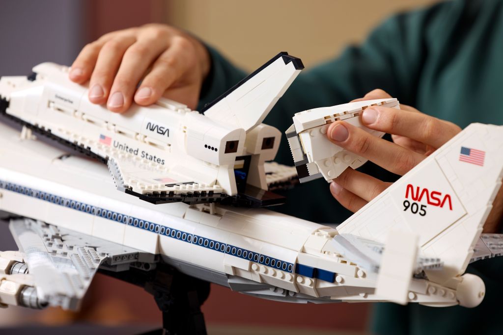 détails LEGO Icons 10360 : Le Shuttle Carrier Aircraft