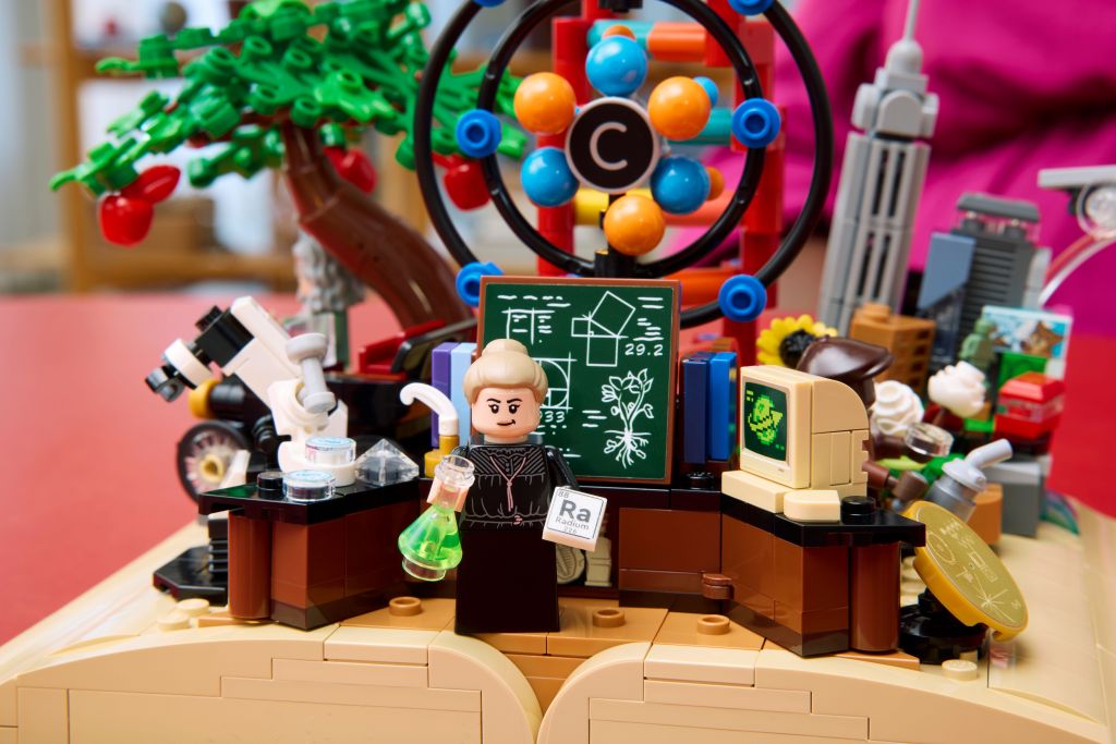 détails LEGO Ideas 21355 : L’Évolution des STEM